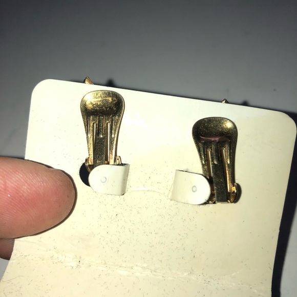Vintage clip on Gold and Cream Nature Inspired Earrings- gently used - Picture 5 of 5